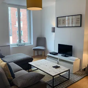  Apartment Centre - Beautiful Bright Apartment!